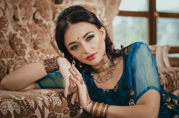 Portrait of a beautiful woman in Indian traditional Chinese dres — Stock Photo, Image
