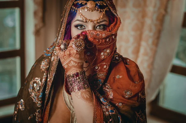 Retrato de uma bela jovem mulher na tradicional etnia indiana — Fotografia de Stock