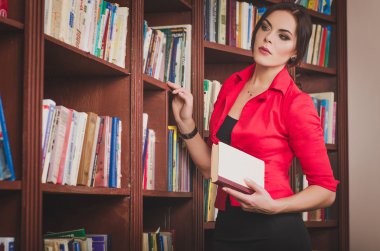 güzel kahverengi saçlı kadın nea ayakta ofis kıyafet