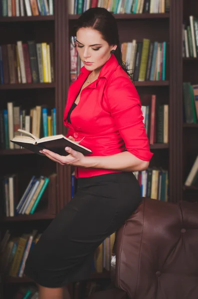 Attractive business woman in office attire standing against the — Stock Photo, Image