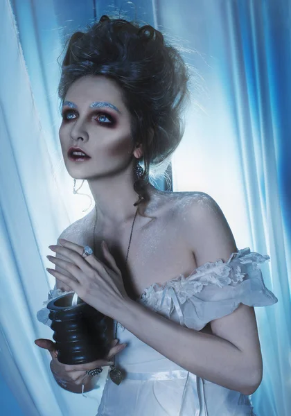 Schöne Mädchengespenst, Hexe, tote Braut in einem weißen Kleid mit Vintage-Frisur. Studioaufnahme — Stockfoto