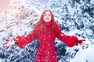 Kar ile kış zamanında Kızıl saçlı genç bir kadın portresi