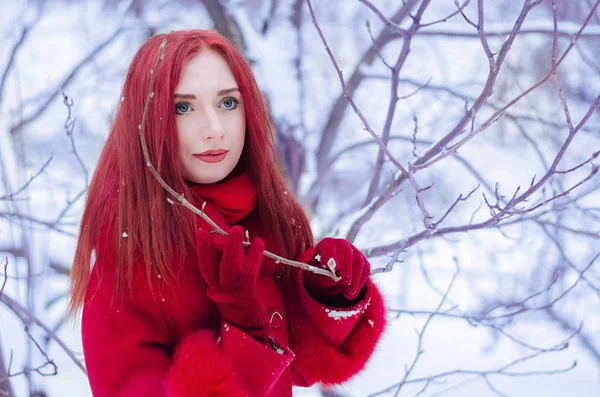 Retrato de una joven romántica con el pelo rojo en abrigo rojo en — Foto de Stock