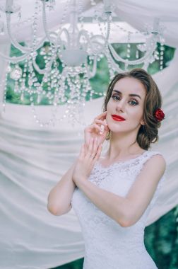 Mutlu genç gelin saçları, açık bir kırmızı gül