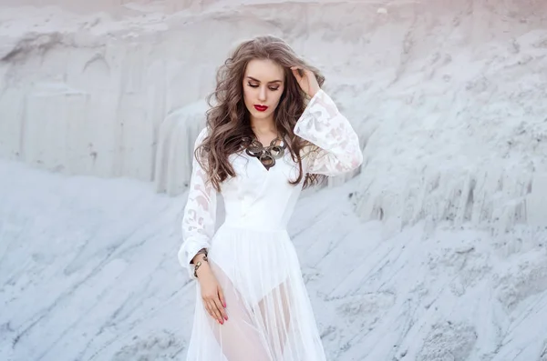 Jovem atraente em vestido longo branco no deserto. Boho S — Fotografia de Stock