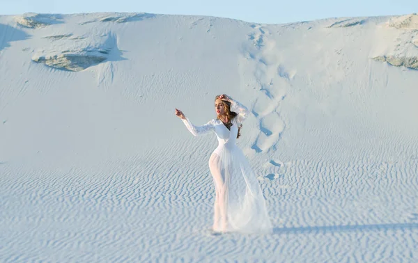 Mujer joven de moda en un vestido largo blanco en el desierto en un día soleado caliente. Estilo Boho —  Fotos de Stock