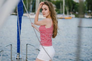 Bir yaz gününde bir yatta çekici bir kadın. Cruise, seyahat, turizm, regatta