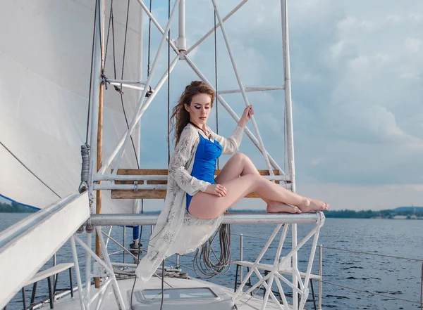 Hafif güneş ışığı, fashi zevk yelkenli üzerinde oturan rahat kız