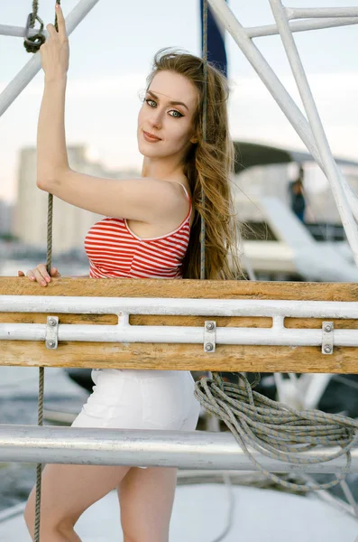 Vonzó nő egy jachton, egy nyári napon. Túra, utazás, turisztikai, regatta — Stock Fotó