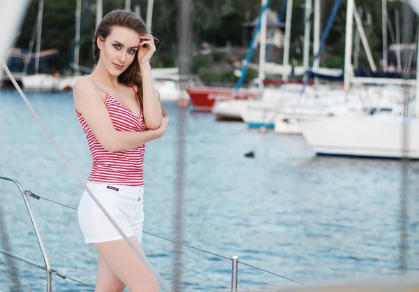 Een aantrekkelijke vrouw op een jacht op een zomerdag. Cruise reizen, toeristische, regatta — Stockfoto