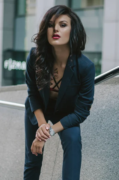 Portrait d'une brune élégante et à la mode en costume bleu dans la ville. Photo de mode — Photo