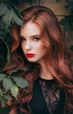 Kızıl saçlı manken