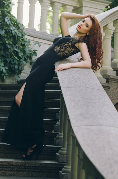 Modelo de moda com cabelo vermelho — Fotografia de Stock