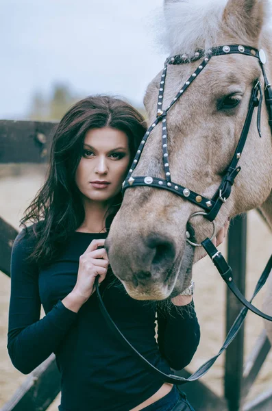 在牧场上有一匹马的迷人的黑发人的肖像 生活照片时尚照片 — 图库照片