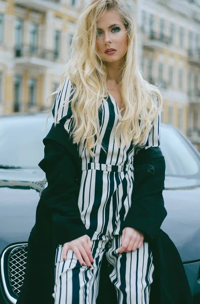 Bella Bionda Alla Moda Con Capelli Lunghi Cappotto Nero Tuta — Foto Stock