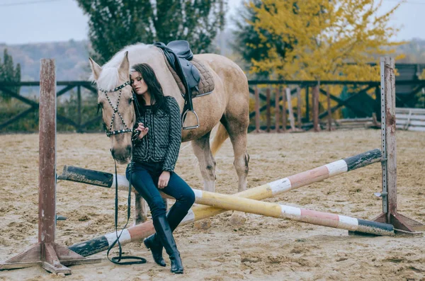 在一个乡村牧场的秋日午后 美丽的黑发女郎摆着一匹马 生活照片时尚照片 — 图库照片