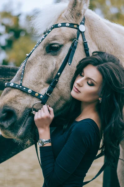 Retrato Uma Morena Atraente Com Cavalo Rancho Estilo Vida Foto — Fotografia de Stock