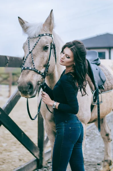 一位漂亮的女骑手骑马在乡间牧场上跟她的马说话 生活照片时尚照片 — 图库照片