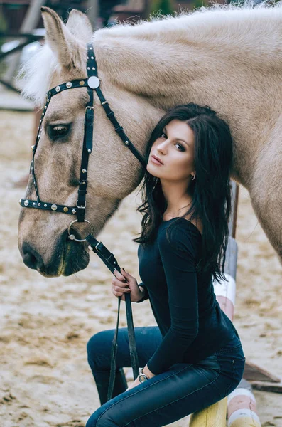 Retrato Una Atractiva Morena Con Caballo Una Cancha Para Montar —  Fotos de Stock