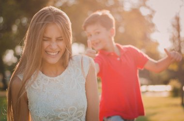 Ve mutlu erkek kardeşim bir yaz gününde eğleniyor