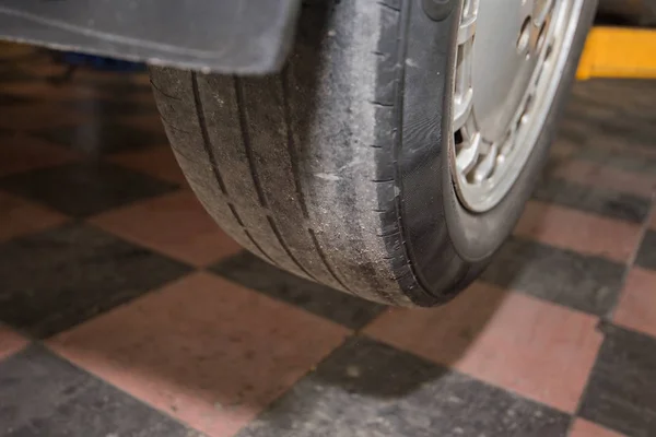 Reparação de roda de carro, reparação de freio, roda de carro e reparação de freio — Fotografia de Stock