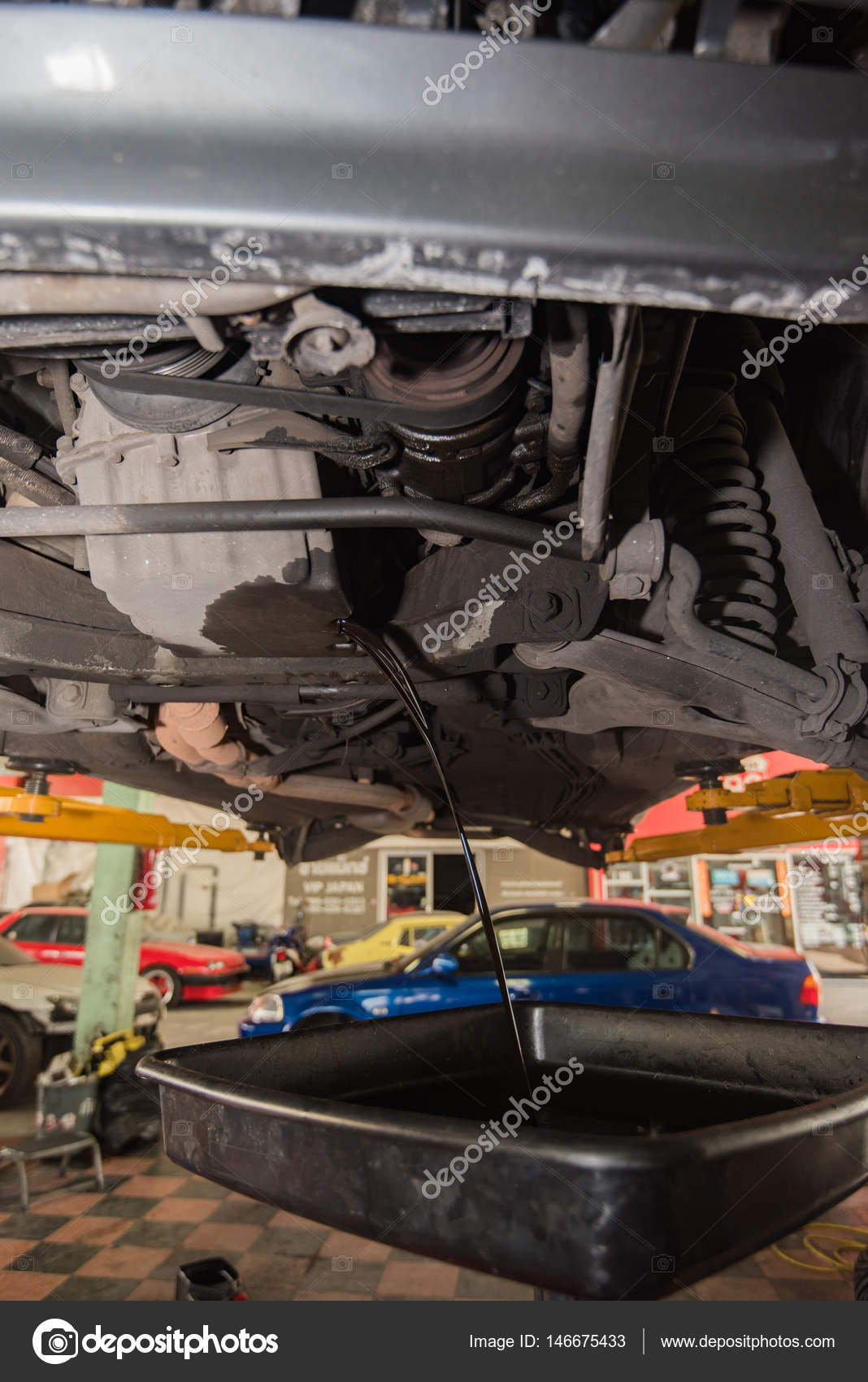 Changement D Huile >> Changement D Huile Verser L Huile Pour Moteur De Voiture Changement D Huile >> Changement D Huile Verser L Huile Pour Moteur De Voiture