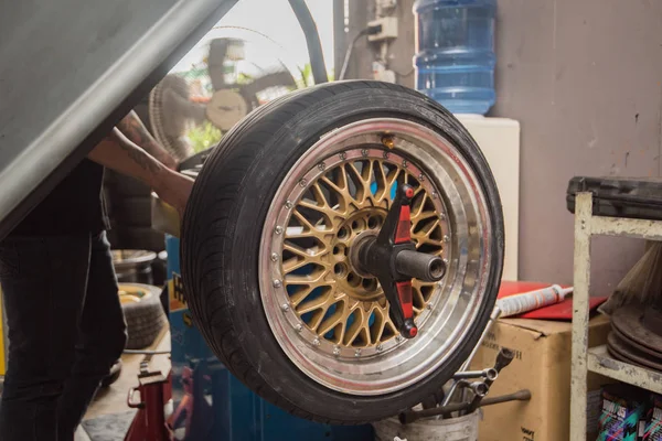 Reparação de roda de carro, reparação de freio, roda de carro e reparação de freio — Fotografia de Stock