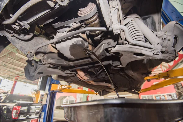 yağ değişimi, araba motoruna yağ boşaltma