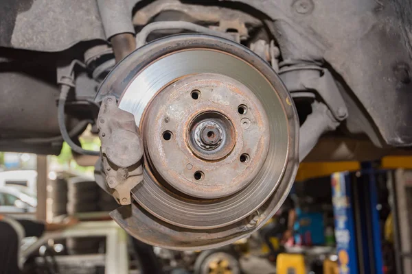 Kerék autójavítás, fék javítás, autó kerék és a fék javítás — Stock Fotó