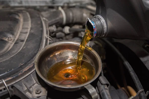 Cambio de aceite, verter aceite al motor del coche — Foto de Stock