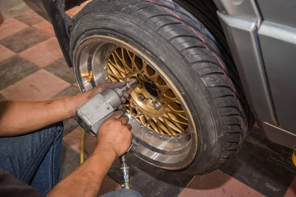 Reparação de roda de carro, reparação de freio, roda de carro e reparação de freio — Fotografia de Stock