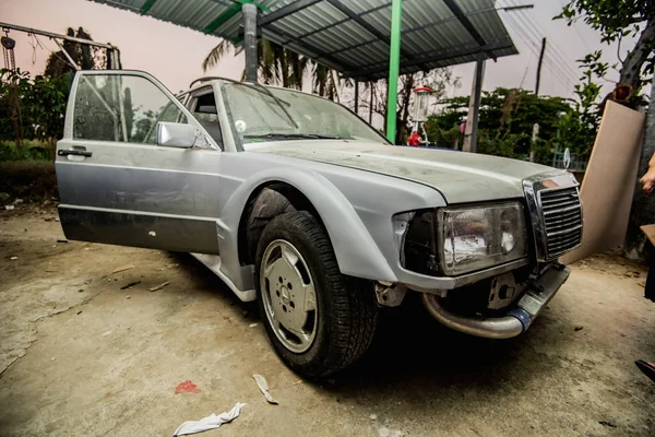Mercedes Benz reparação de automóveis em Nakhon Pathom, Tailândia. 5 de Março de 201 — Fotografia de Stock