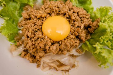 Kızarmış noodle ile tavuk eti ve yumurta, Tay gıda, Çin yemeği