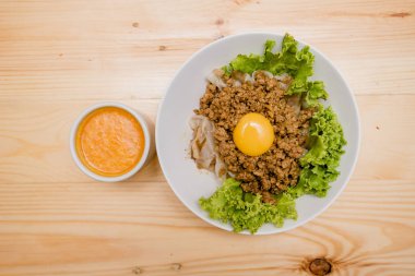 Kızarmış noodle ile tavuk eti ve yumurta, Tay gıda, Çin yemeği