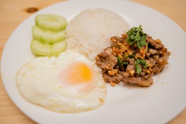 Domuz kızarmış pilav ve kızarmış yumurta, Tayland gıda ile sarımsak