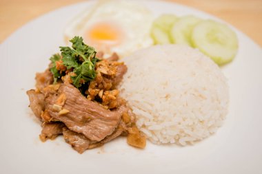 Domuz kızarmış pilav ve kızarmış yumurta, Tayland gıda ile sarımsak