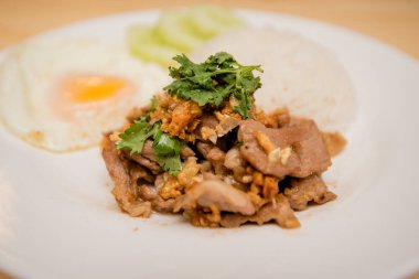 Domuz kızarmış pilav ve kızarmış yumurta, Tayland gıda ile sarımsak