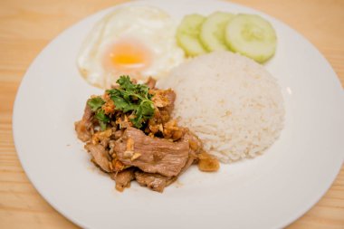Domuz kızarmış pilav ve kızarmış yumurta, Tayland gıda ile sarımsak