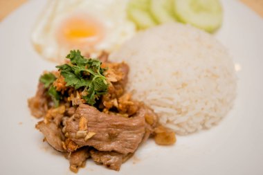 Domuz kızarmış pilav ve kızarmış yumurta, Tayland gıda ile sarımsak
