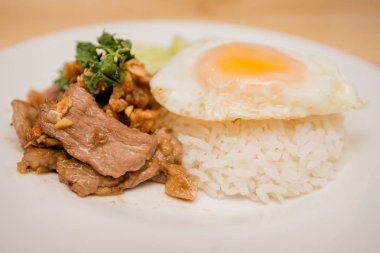 Domuz kızarmış pilav ve kızarmış yumurta, Tayland gıda ile sarımsak