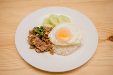 Domuz kızarmış pilav ve kızarmış yumurta, Tayland gıda ile sarımsak