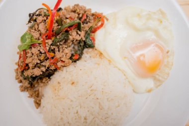 tavada kızartılmış domuz eti ve fesleğen ve pilav, kızarmış yumurta Tayland Gıda