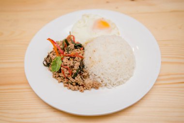 tavada kızartılmış domuz eti ve fesleğen ve pilav, kızarmış yumurta Tayland Gıda