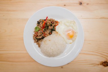 tavada kızartılmış domuz eti ve fesleğen ve pilav, kızarmış yumurta Tayland Gıda