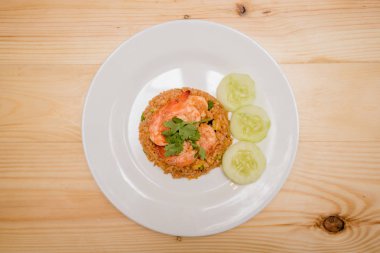 Kızarmış pirinç ve karides, Tayland yemeği.