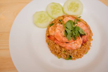 Kızarmış pirinç ve karides, Tayland yemeği.