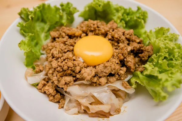 Macarrão frito com carne de frango e ovo, comida tailandesa, comida chinesa — Fotografia de Stock