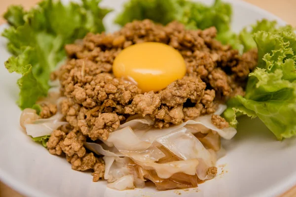 Macarrão frito com carne de frango e ovo, comida tailandesa, comida chinesa — Fotografia de Stock