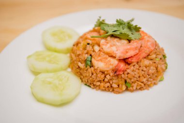 Kızarmış pirinç ve karides, Tayland yemeği.