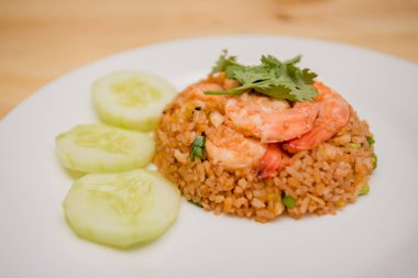 Kızarmış pirinç ve karides, Tayland yemeği.